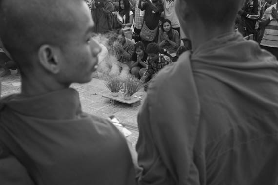 CAMBODIA. Phnom Penh. 01/02/2014: Workers praying at a ceremony held by monks from the Independent Monk Network for Social Justice (IMNSJ) who organised a ceremony for the garment workers who were killed during the crackdown by the army on striking workers on January 3rd and request the liberation of 23 jailed that and the previous day.