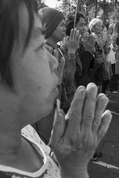 CAMBODIA. Phnom Penh. 7/02/2014: Civil Society Organisations (CSO), together with 23 monks from the Independent Monk Network for Social Justice (IMNSJ), pray at Preah Ang Dongker pagoda for the release of 23 people jailed after the violent crackdown of striking workers on January 2nd and 3rd.