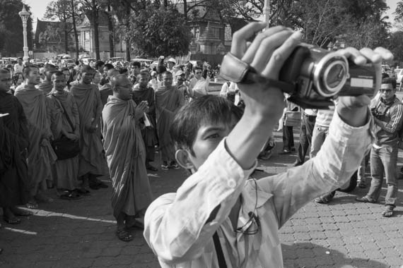 CAMBODIA. Phnom Penh. 7/02/2014: But Bunthen, together with 23 monks from his Independent Monk Network for Social Justice (IMNSJ) and Civil Society Organisations (CSO), demonstrate and pray at Preah Ang Dongker pagoda for the release of 23 people jailed after the violent crackdown of striking workers on January 2nd and 3rd.