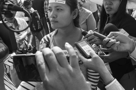 CAMBODIA. Phnom Penh. 7/02/2014: Prak Sovannary, the wife of Voann Pov, arrested union leader, talks to the press when Civil Society Organisations (CSO), together with 23 monks from the Independent Monk Network for Social Justice (IMNSJ), demonstrate and pray at Preah Ang Dongker pagoda for the release of 23 people jailed after the violent crackdown of striking workers on January 2nd and 3rd.