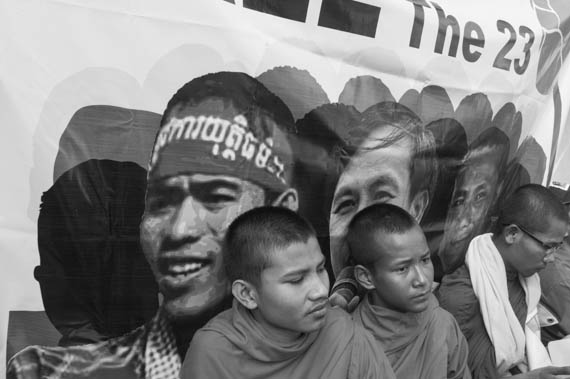 CAMBODIA. Phnom Penh. 11/02/2014: Monks from the Independent Monk Network for Social Justice (IMNSJ), together with workers and supporters demonstrate outside the Appeals Court where the judges decide on a request for bail for 21 workers, activists and union leaders arrested during the violent crackdown of a workers strike on January 2nd and 3rd.