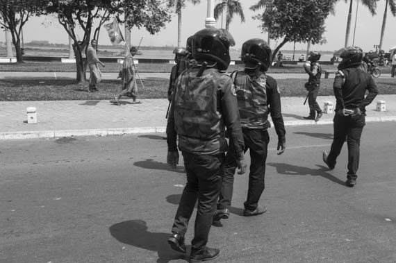 CAMBODIA. Phnom Penh. 11/02/2014: After the Appeals Court issued a no bail verdict to the 21 who were arrested during the violent military crackdown on working strikers on January2nd and 3d, a small group, led by monks from the Independent Monk Network for Social Justice (IMNSJ), gathered at the Preah Ang Dong riverside pagoda before being dispersed by an important riot police force when marching towards the Royal Palace.