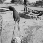 NIGER. Goube. 27/01/1987: Way of transporting the water jars.