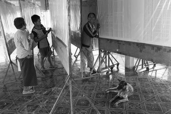 CAMBODIA. Phnom Toich (Kampot) 3/03/2014: Registration of 'hard' land titles with land management employees at the pagoda.