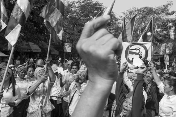 CAMBODIA. Phnom Penh. 8/03/2014: Members from Boeung Kak lake and Borei Keila, joined by monks from the Independent Monk Network for Social Justice (IMNSJ) are prevented by riot police to march to the Ministry of Women's Affairs to deliver a petition on International Women's Day.